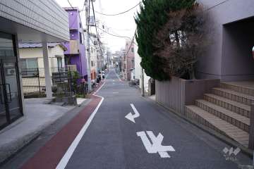 敷地西側の前面道路（南側から）