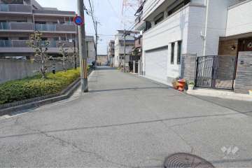 敷地北側の前面道路（東側から）