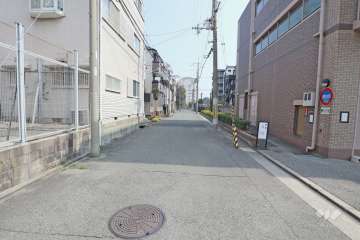 敷地北側の前面道路（西側から）
