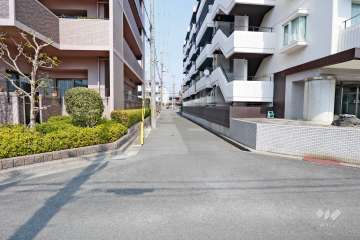 敷地東側の前面道路（南側から