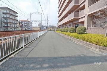 敷地南側の前面道路（東側から）道を挟んで阪急神戸線が走っています。