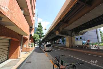 敷地東側の前面道路（南側から）
