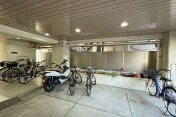 屋内に設けられた駐輪場