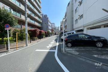 敷地西側の前面道路（北側から）