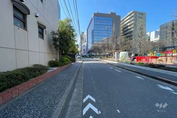 敷地西側の前面道路