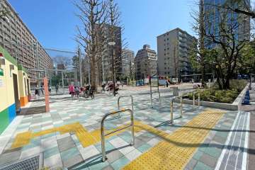 敷地西側に隣接した大井坂下公園