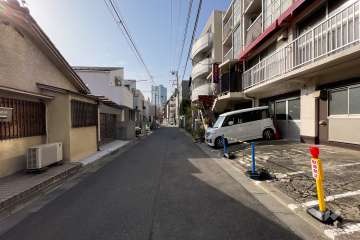 敷地東側の前面道路（北側から）