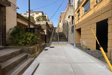 敷地北側の前面道路（東側から）