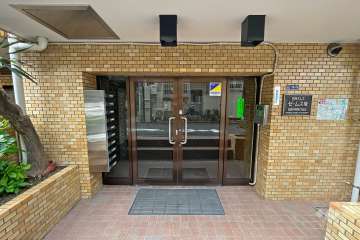 エントランスはオートロック付きです。