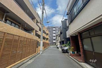 敷地の東側の前面道路（南側から）