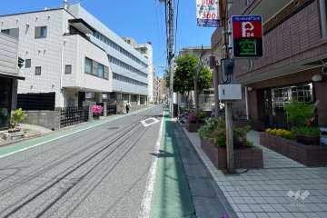 敷地西側の前面道路（南側から）