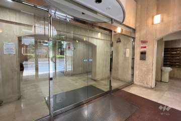 エントランスはオートロック付きです。