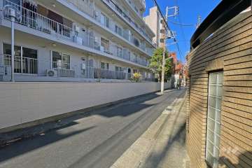 敷地の北側前面道路（東側から）