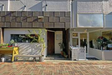 敷地内西側のテナント