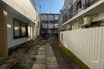 敷地北東側の前面道路