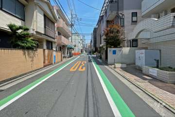 敷地北側の前面道路（西側から）
