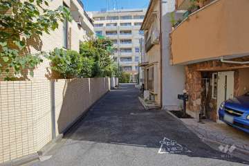 敷地南側の前面道路（西側から）