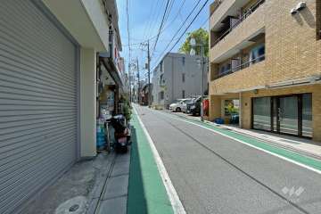 敷地東側の前面道路（北側から）