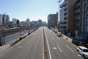 敷地東側の前面道路（歩道橋から）