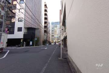 敷地北側の前面道路（西側から）