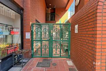 エントランスはオートロック付きです。