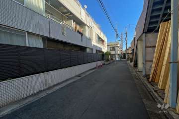 敷地南側の前面道路（西側から）