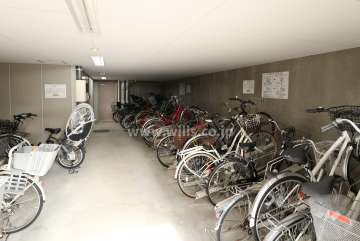 屋内に設けられた駐輪場