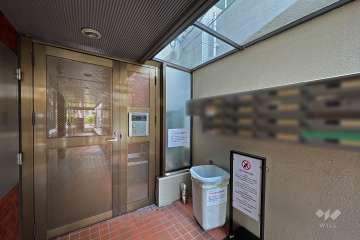 エントランスはオートロック付きです。