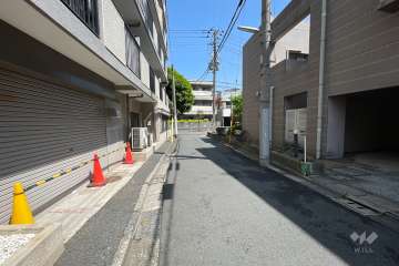 敷地東側の前面道路（南側から）