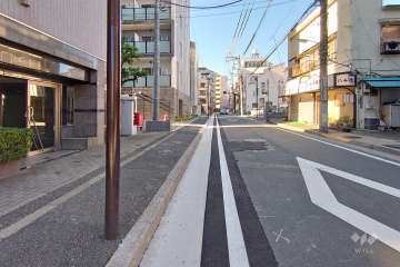 敷地の北西側前面道路（東側から）