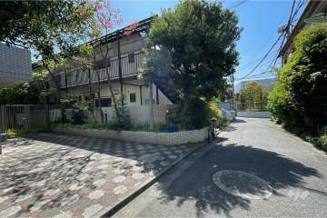 敷地北側の前面道路（南側から）