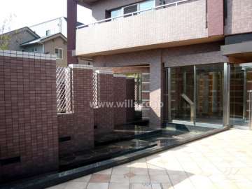 エントランス前の水盤