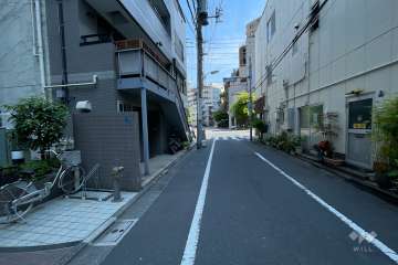 敷地南西側の前面道路（北西側から）