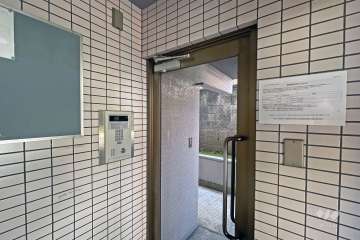 エントランスはオートロック付きです。