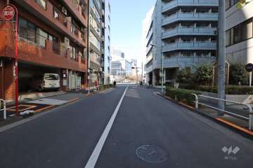 敷地南側の前面道路(東側から)