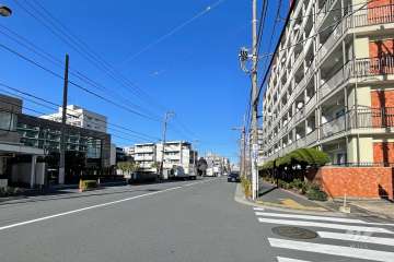 敷地西側の前面道路