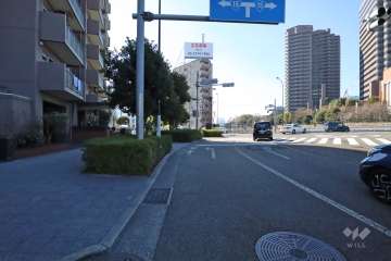 敷地西側の前面道路