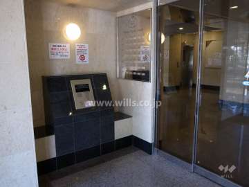 エントランスはオートロック付きです。