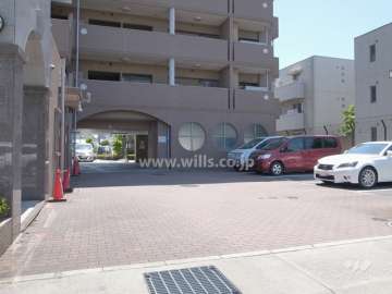 駐車場出入り口および敷地内駐車場（屋外平面式）