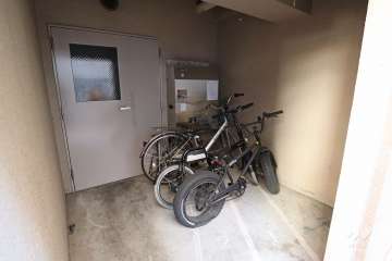 屋内に設けられた駐輪場
