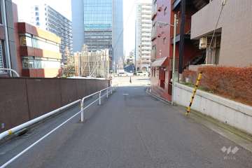 敷地北東側の前面道路(北西側から)