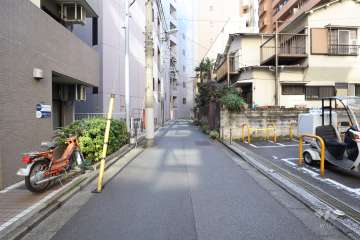敷地北西側の前面道路（南東側から）
