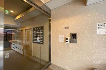 エントランスはオートロック付きです。