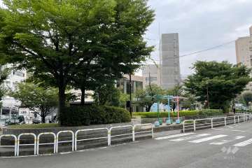 周辺は住宅の他、店舗や事務所などが混在する街です。