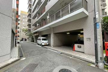 敷地西側の前面道路（南側から）