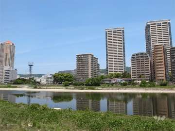 武庫川の対岸から見た日興宝塚南口スカイマンション