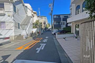 敷地西側の前面道路（南側から）