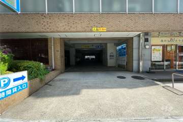 敷地内の駐車場とコインパーキング