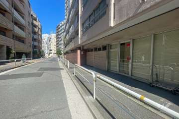 敷地西側の前面道路（南側から）