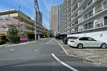 敷地南側の前面道路（東側から）